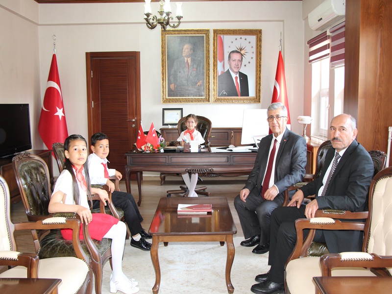 Sayın Kaymakamımız Emir Osman Bulgurlu Makamını Temsili Olarak Çocuklarımıza Bıraktı
